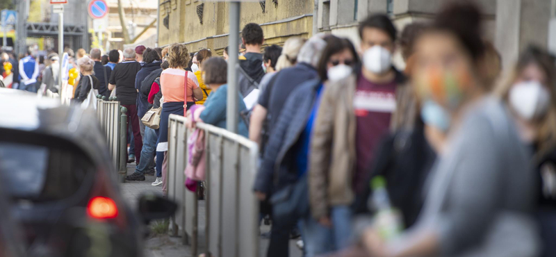 Több száz méteres sorok álltak több budapesti oltópontnál is hétfőn