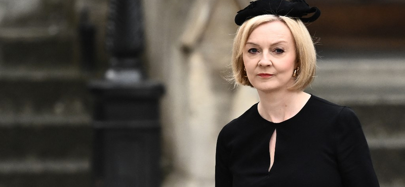 60 milliárd fontos fekete lyuk van a brit költségvetésben, Truss helyét is megkérdőjelezik