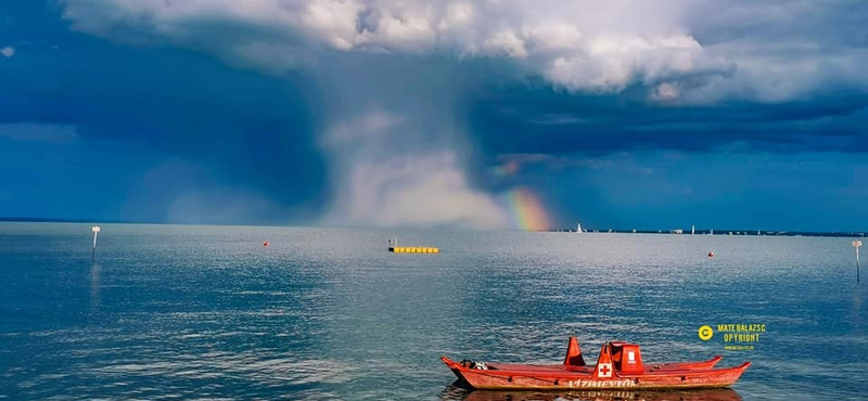 Furcsa, gombaszerű felhő jelent meg a Balaton fölött, de nyugalom, nem attól