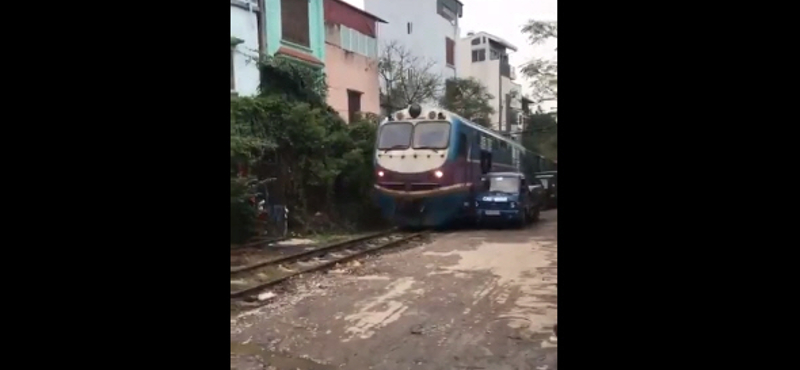 Videó: ilyen egy benézett parkolás, amelynek a roncstelep vége