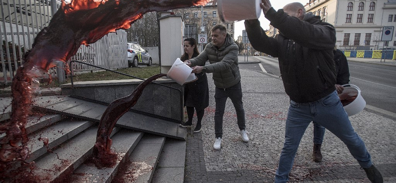 Művérrel öntötték le a prágai orosz nagykövetséget háború ellen tüntető oroszok