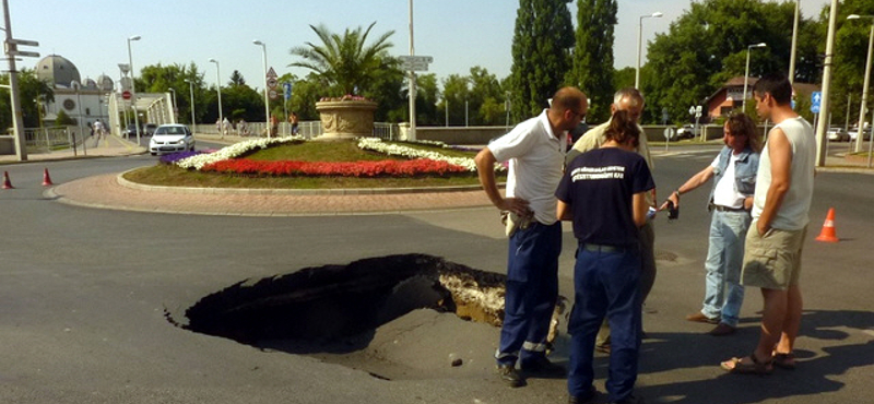 Fotó: autónyi kráter keletkezett egy győri körforgalomban