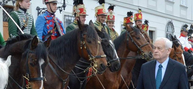 Fotó: Vicces huszárok trollkodták szét Harrach Péter díszszemléjét