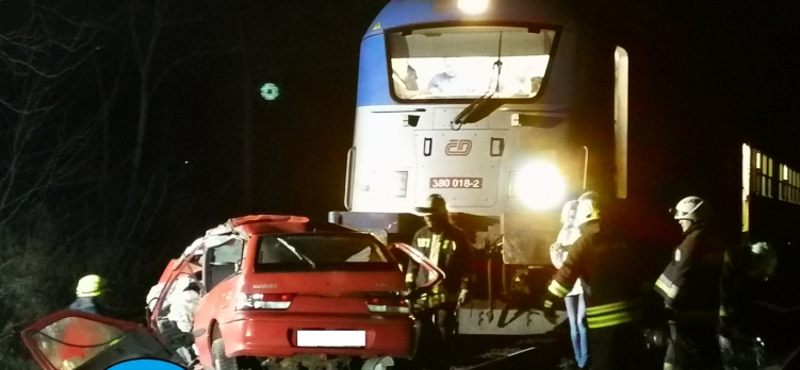 Nemzetközi gyorsvonat ütközött egy autóval Vácnál, ketten meghaltak