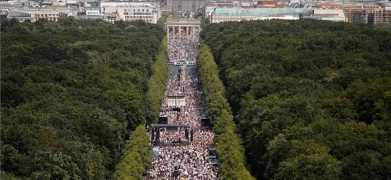 Feloszlatták a rendőrök a berlini koronavírus-tüntetést