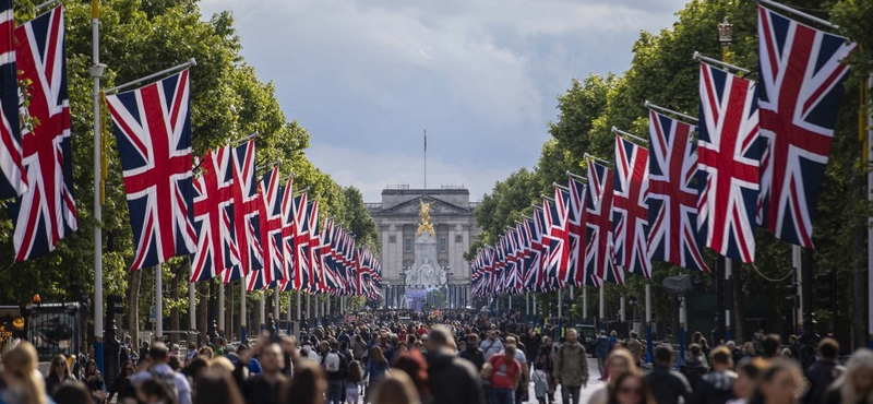 A királynő új fotójával indítja be a négynapos bulit a brit királyi udvar