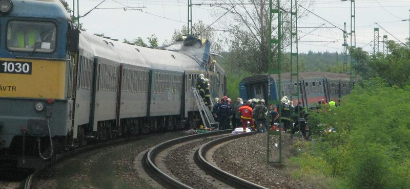 14 év után reménykedhetnek Monorierdőn egy fedett utasváróban