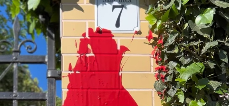 Vörös festékkel öntötték le a Szuverenitásvédelmi Hivatal villáját a Momentum képviselői