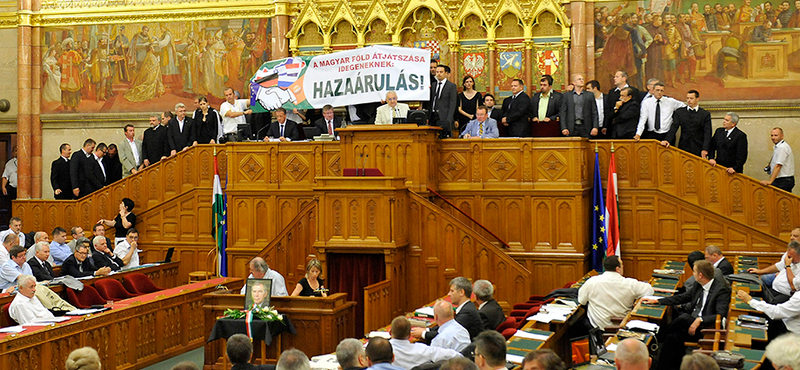 Botrány a parlamentben: megzavarta a Jobbik a földtörvény szavazását