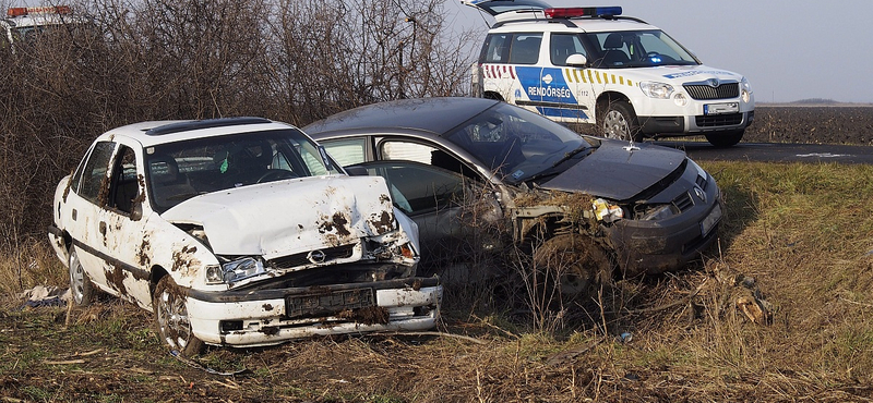 Fotó: Kiszálltak a kisodródott kocsiból, akkor gázolták el őket