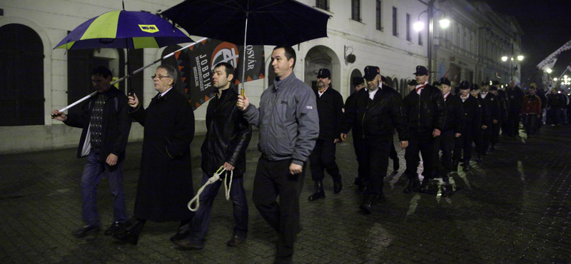 Fotó: Akasztófát állított a Jobbik Kaposvár főterén