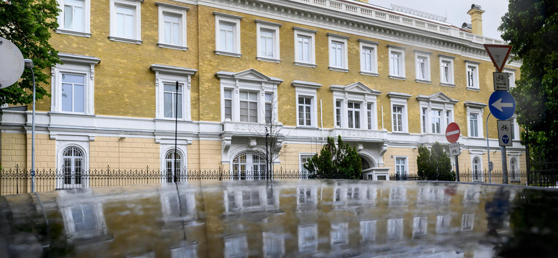 Rendőrt állítottak a letakart „Ruszkik, haza” felirat mellé