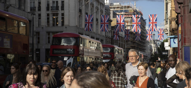 Rasszista, szexista üzeneteket küldött WhatsAppon, lemondatták a brit államtitkárt