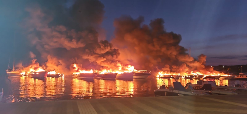 Tűz ütött ki egy horvát kikötőben, tucatjával lángoltak a jachtok