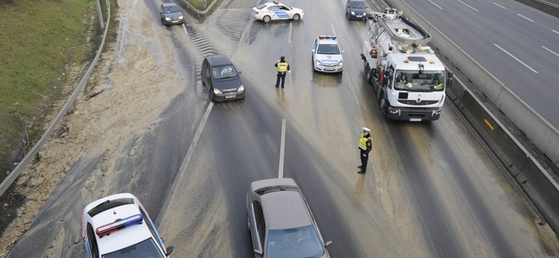 Özönvíz volt a Budaörsi úton – sávot zártak le az M1-M7-es bevezetőjénél