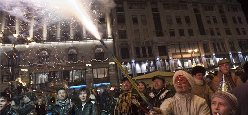 Budapest már tombol - fotógaléria az éjjeli forgatagból