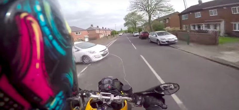 Majdnem elütötték a motorost, nem ilyen folytatásra számítottunk – videó
