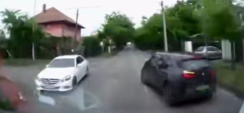 Kiadta a mentőszolgálat a saját felvételét, amikor a rohamkocsijuk egy ház udvarába csapódott
