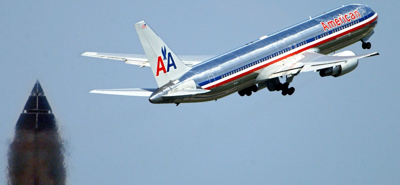 Megalázta süket utasait az American Airlines