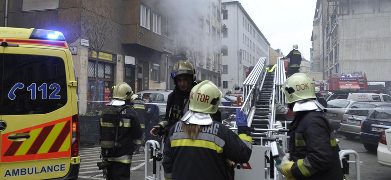 Égett egy lakás Ferencvárosban, egy embert az erkélyről kellett kimenteni