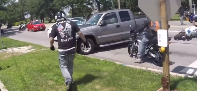 Begőzölt a pickup sofőrje, motorosok közé hajtott – videó