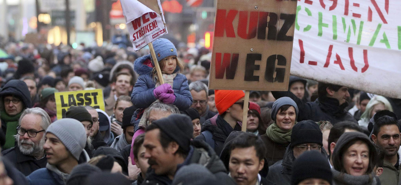 Üzent a "vörös Bécs", több tízezren tiltakoztak a Kurz-kormány ellen