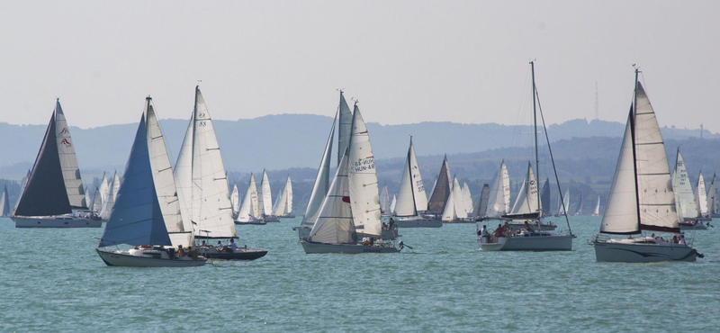 Óriási kikötővel folytatódott a Balaton-part beépítése