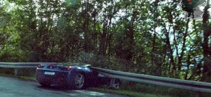 Hihetetlen, hogy a sofőr túlélte ezt a Ferrari-balesetet – fotó