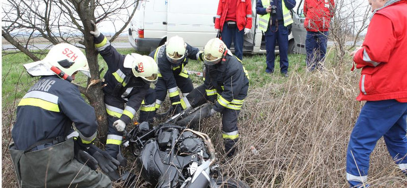 Két motoros ütközött, teljes az útzár a Pilisben