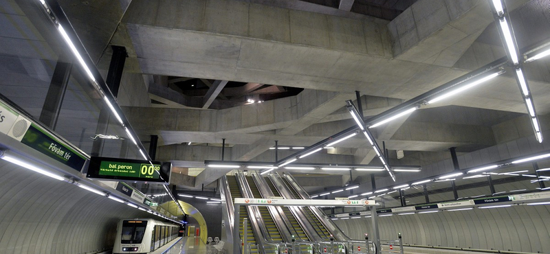 Metró alá esett egy ember a Fővám térnél