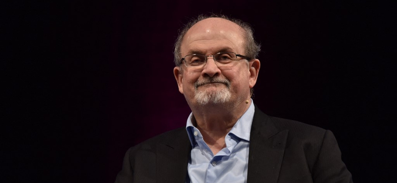 Salman Rushdie megőrizte a humorérzékét, mondja a fia