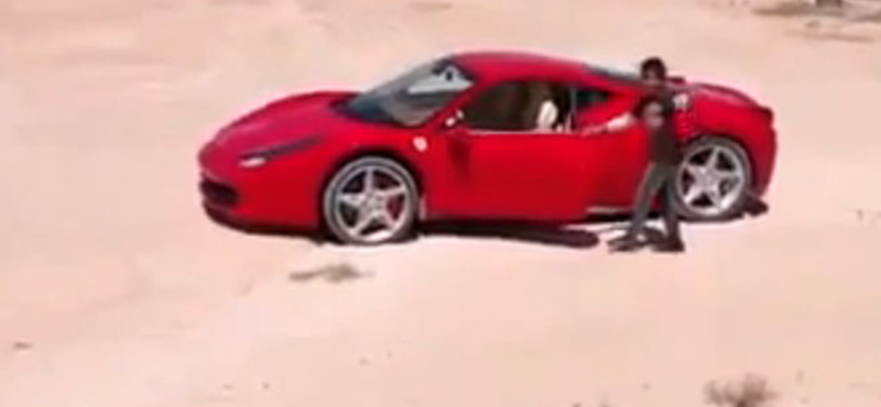 Mit művel egy tizenéves líbiai kissrác egy Ferrarival? - videó