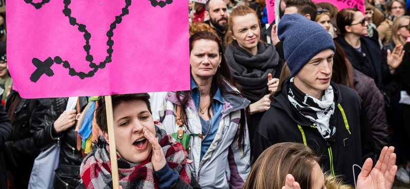 Nem enged a szigorú abortusztörvényből a lengyel parlament