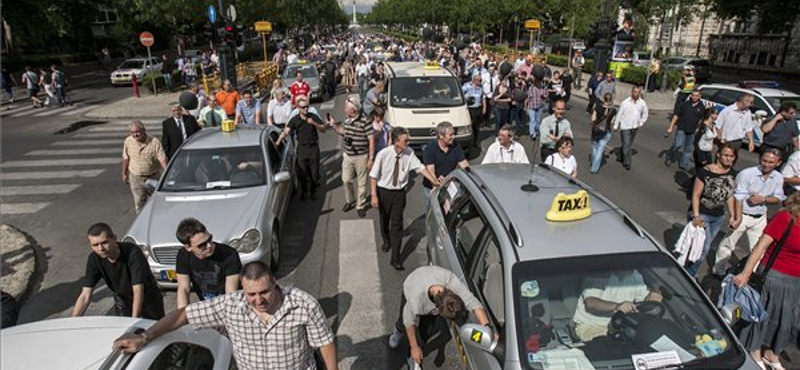 "Taxibontó konténer - BKK" - vége a tüntetésnek