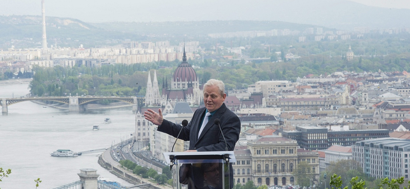 Egy egész erdő megy a fűrész alá, épül a mobilgát