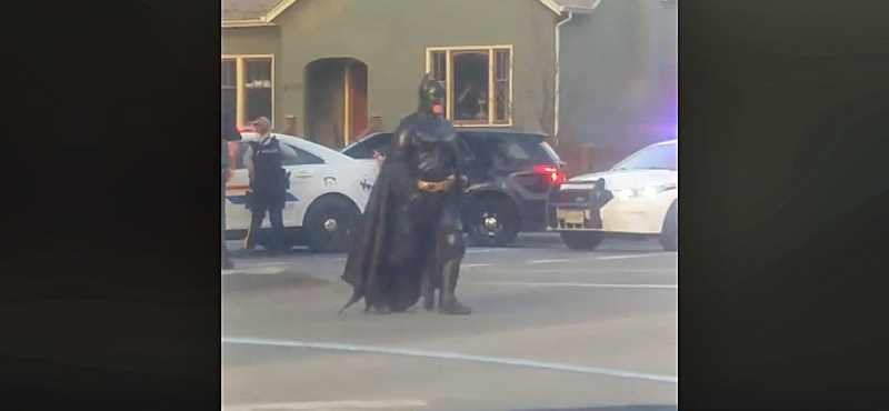 Videó: még Batman is megérkezett ehhez a közúti blokádhoz, de a rendőrök elküldték