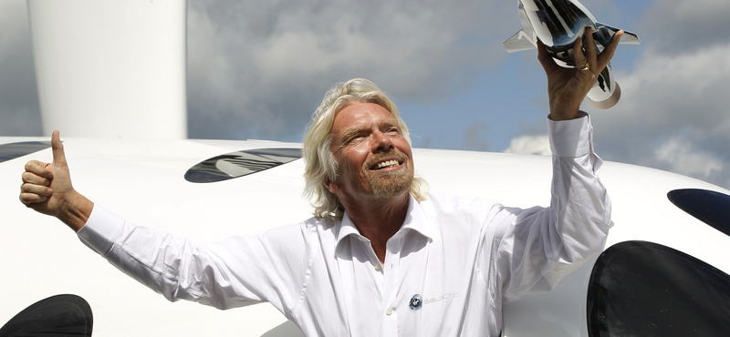 Richard Branson minden előjel nélkül egy nő mellei közé dugta a fejét