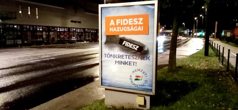 Országszerte átmatricázza a Momentum a bombás kormányplakátokat