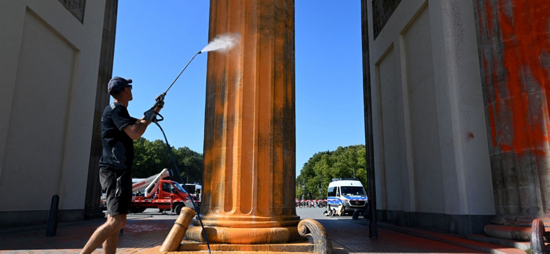 Narancssárgára festették berlini klímaaktivisták a Brandenburgi kaput