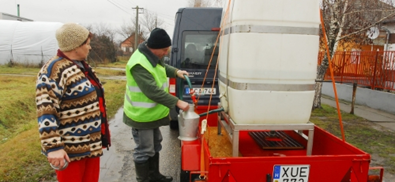 Elfagyott a vezeték, lajtoskocsi adja a vizet a faluban