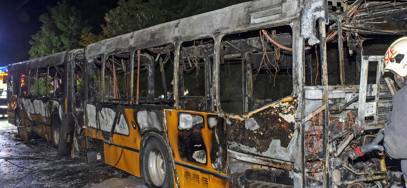 Rommá égett egy busz az M7-esen – fotók