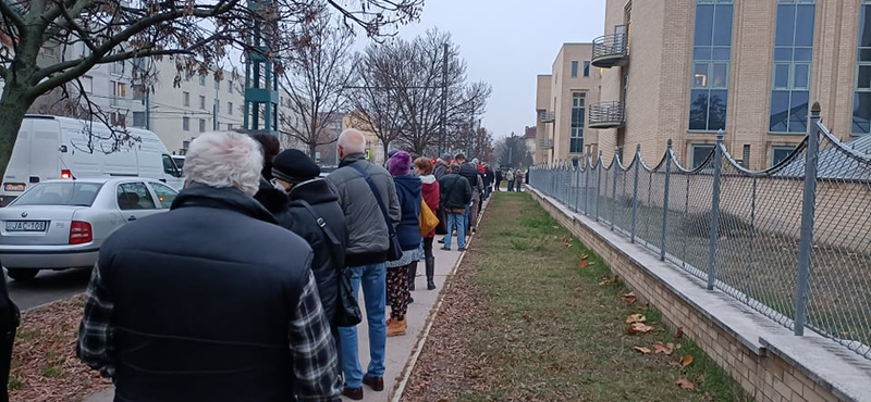 Hiába a sikeres oltási hét, egyelőre marad az előzetes regisztráció