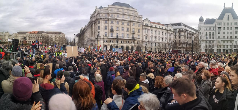 Derdák Tibor: Felvonulóknak csillagos ötös