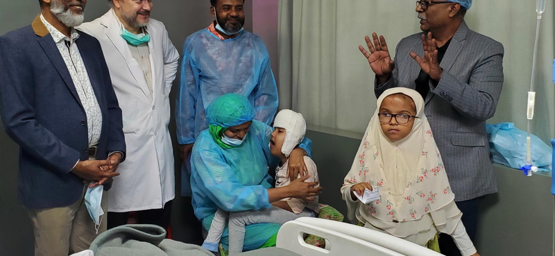 Újabb műtéten esett át a fejüknél szétválasztott bangladesi ikerpár egyike, a másik kislány már iskolába jár