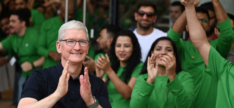 Tim Cook megnyitotta az első Apple márkaboltot Indiában