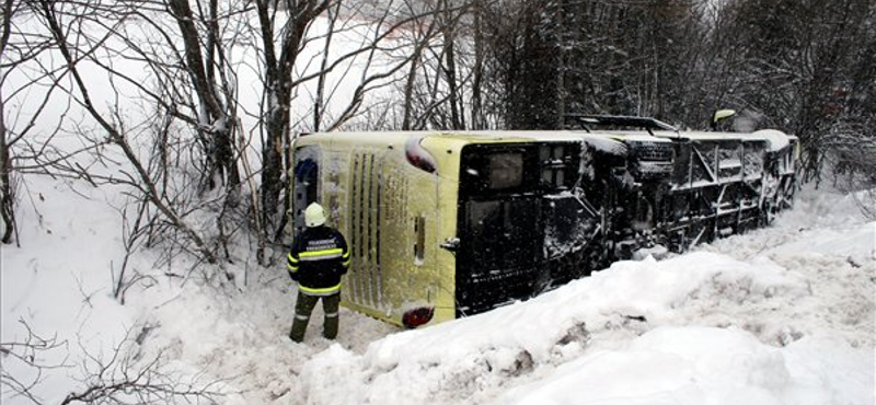 Többen megsérültek egy magyar turistabusz ausztriai balesetében