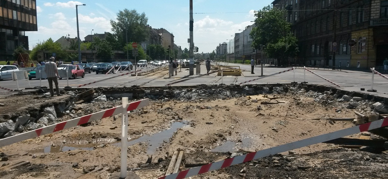 Fotók: Gigantikus városi medencét termett a felújítás és a csőtörés kombója