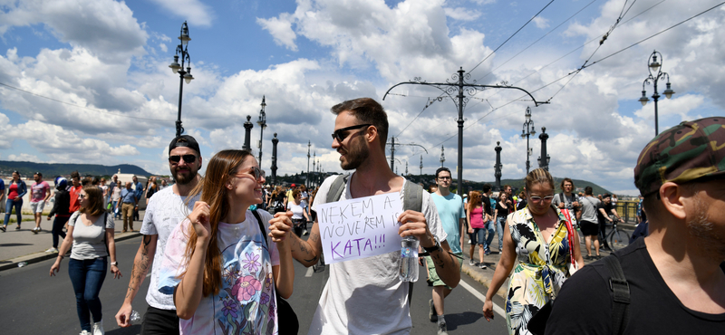 Katatörvény: a Margit híd után az Erzsébet hidat is lezárják a tüntetők - élő videó