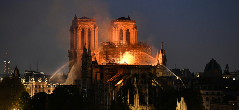 Drámai a pusztítás a Notre-Dame-nál, de a két torony és az épület fő szerkezete megmenekült
