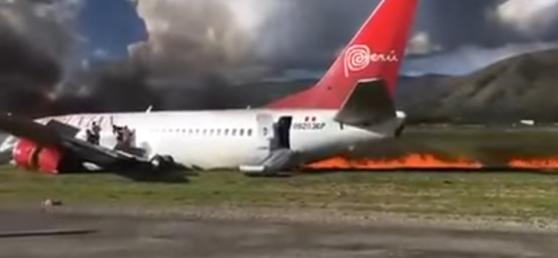 Videó: 141 emberrel a fedélzetén kigyulladt egy Boeing Peruban